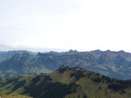 Panorama dalla vetta verso sud-est (7967 bytes)